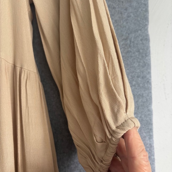 Gibson & Latimer | Peasant Split V-Neck Blouson Sleeve Tiered Hem Dress L Taupe - Picture 6 of 8